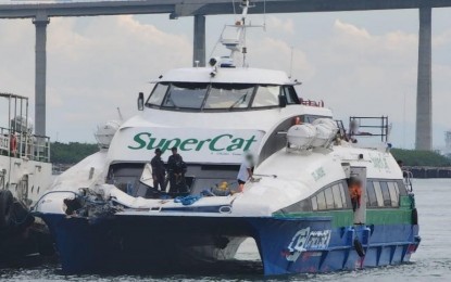 ph-navy-rescues-passengers-in-cebu-ships-collision