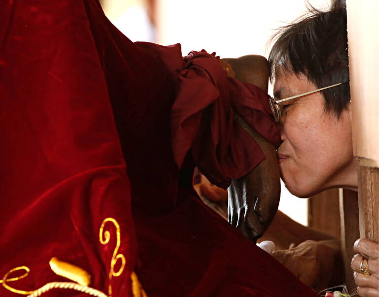 black-nazarene-kiss-feet