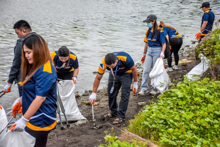Image 3_MPT South volunteer employees collecting waste during the International Coastal Cleanup 2025