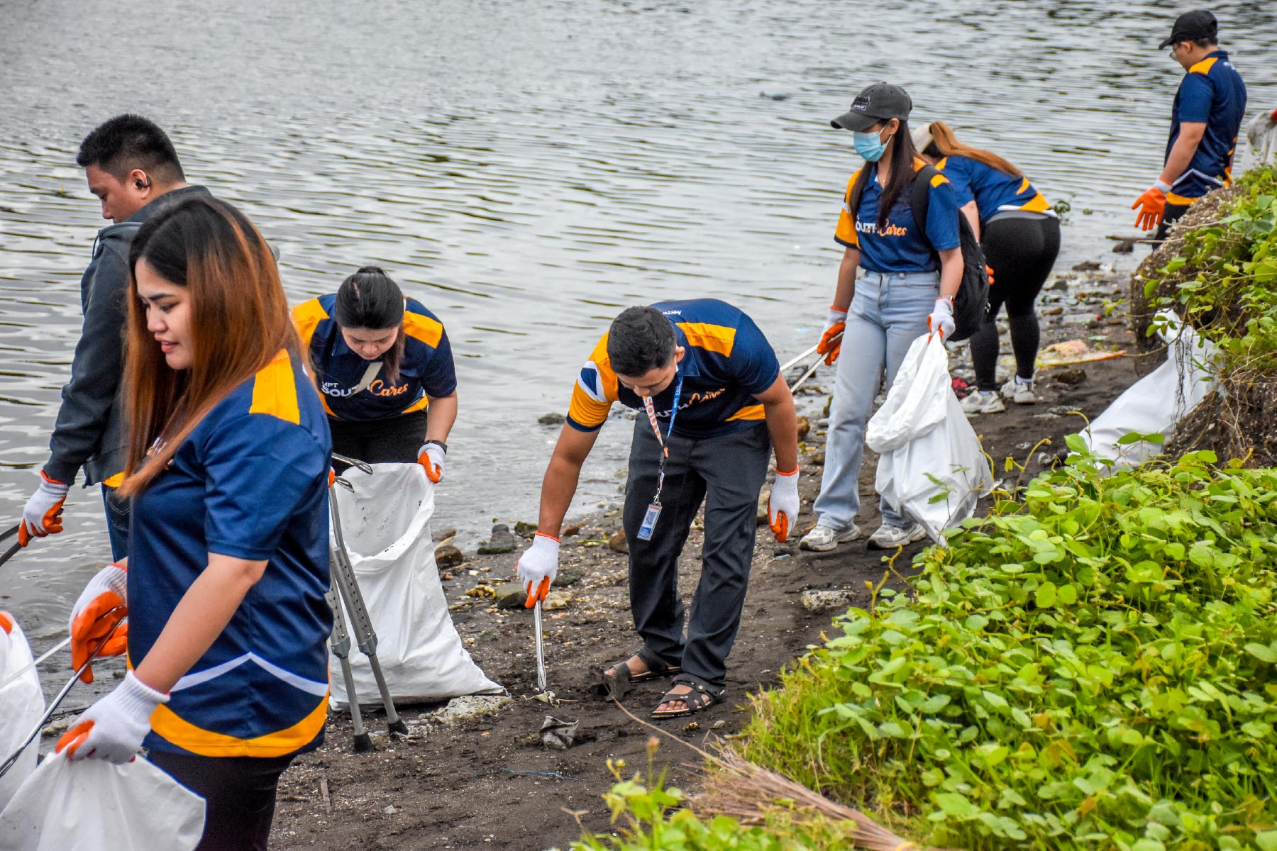 Image 3_MPT South volunteer employees collecting waste during the International Coastal Cleanup 2025